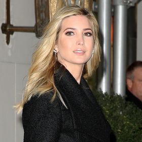 イヴァンカが赤のコートで魅了！