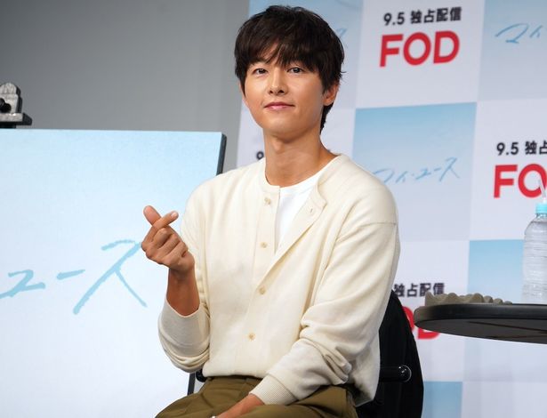 隅々まで見渡してポーズ取るソン・ジュンギ