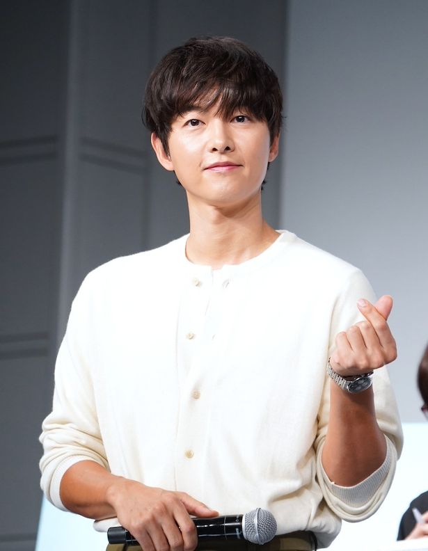 カメラを構えると笑顔でポーズを決めてくれるソン・ジュンギ