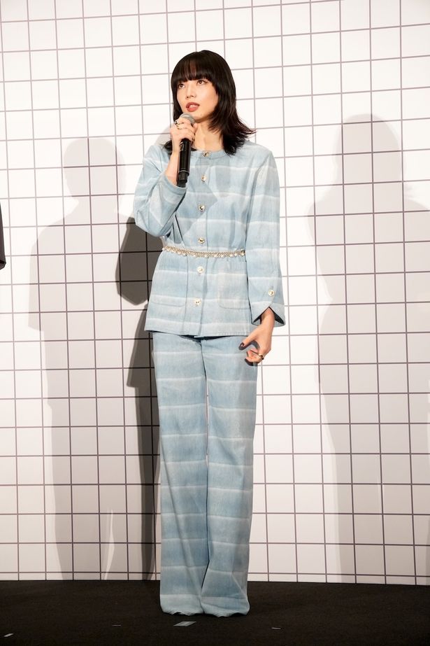 【写真を見る】小松菜奈、さわやかなパンツスーツで登場！