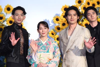 華やかな着物姿の吉岡里帆らが『九龍ジェネリックロマンス』撮影時のエピソードなどを語る