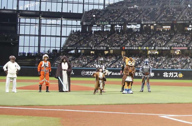 【写真を見る】ジェダイやマンダロリアンに見守られながら、大きく振りかぶって一生懸命ボールを投げる永尾柚乃！