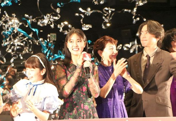 キャノン砲で華やかに盛り上がる会場。「ワンダーランドへ！」の掛け声のあと、観客たちは「ダイブイ～ン！」とレスポンス