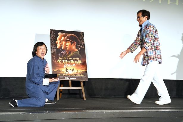ジャッキーがふわっと投げた手形をジャッキーちゃんがキャッチ！