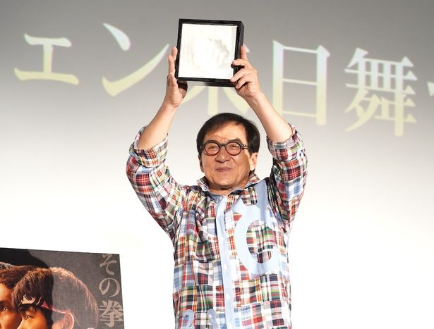 令和の手形を手にニッコリ
