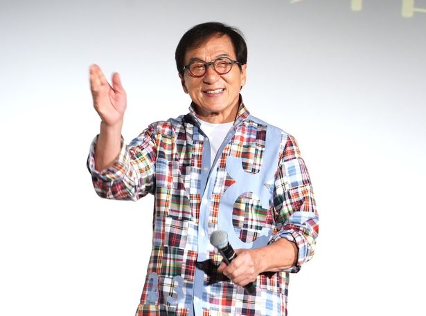 会場からの掛け声に手を振るジャッキー