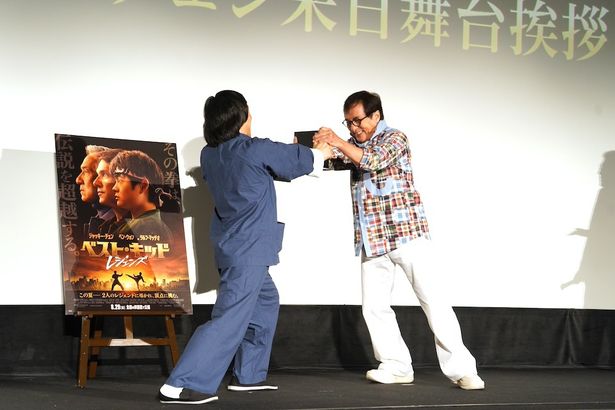 笑いを交えながら手形をとるジャッキー