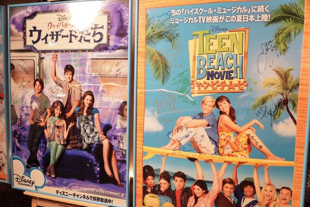 過去人気作品の吹替キャストのサイン入りポスターも展示