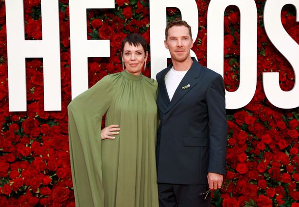 【写真を見る】レッドカーペットに登場した、夫婦を演じるコールマンとカンバーバッチ