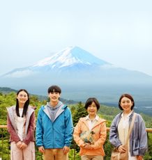 酒井美紀、市毛良枝、豆原一成、八木莉可子らを写した場面写真