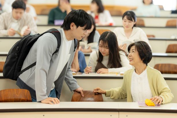 同じキャンパスで学ぶことになり、学ぶ喜びにあふれる文子に少々戸惑う拓磨