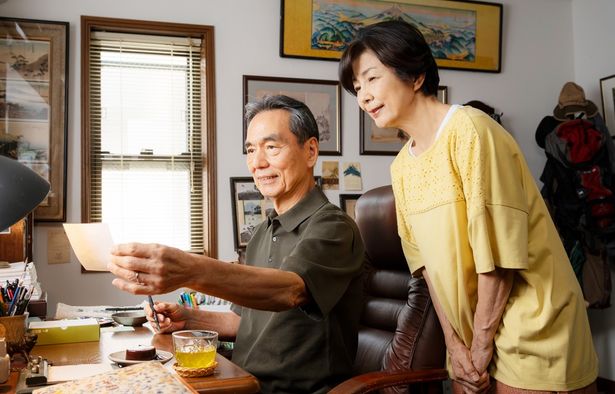 亡き偉志が趣味である絵手紙を文子にみせる様子