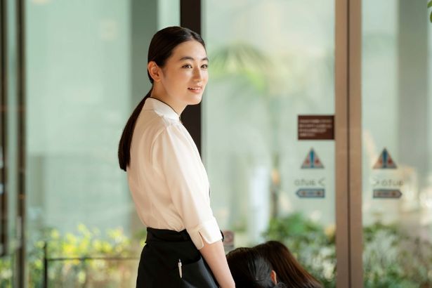 八木莉可子が演じる拓磨と同じバイト先に勤める恋人の紗季