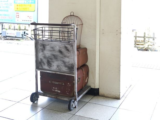 池袋駅には荷物カートが出現！フォトスポットに