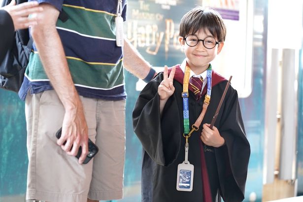 ハリーのコスチュームでニッコリ