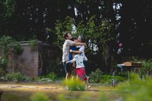 パク・チャヌク監督がメガホンをとり、現代社会に生きる誰もが直面し得る“突然の解雇”という現実を独自の視点で描き出す