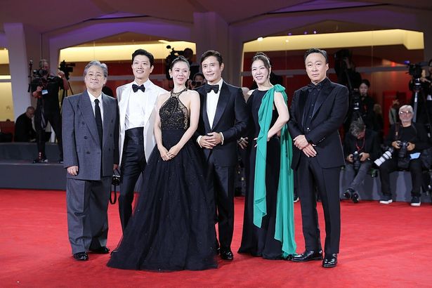 パク・チャヌク監督とイ・ビョンホンらキャスト陣をとらえたヴェネチア国際映画祭での一枚