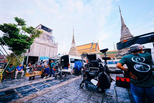 タイでは南国特有のスコールによって撮影の変更も余儀なくされることも