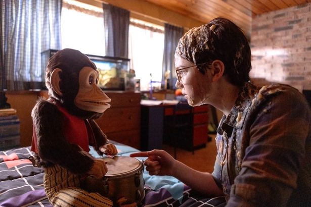 箱には“LIKE LIFE(命が好き)”と書かれた不気味な猿のおもちゃ(『THE MONKEY／ザ・モンキー』)