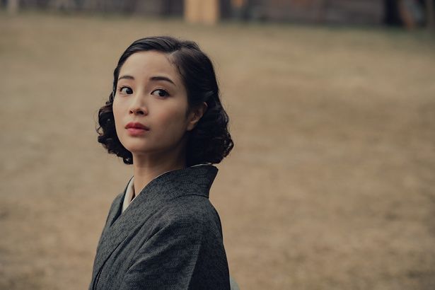 悦子をはじめ、登場人物たちが「変わっていかなければいけない」という言葉を何度も口にする