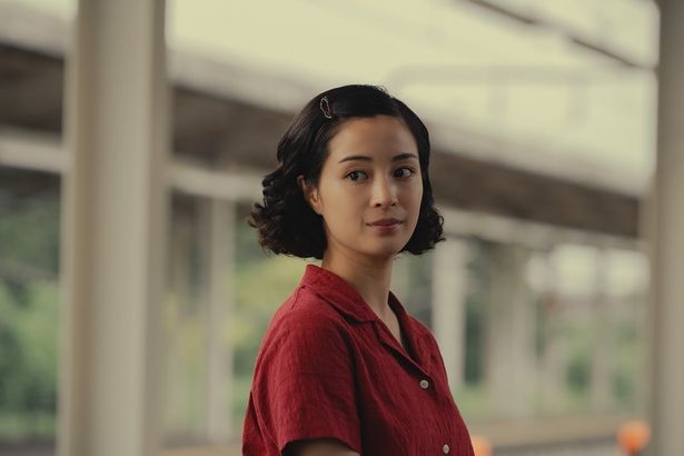 広瀬すずが1952年の長崎で暮らす悦子を演じる