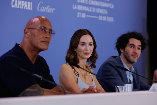 第82回ヴェネチア国際映画祭に登壇したジョンソン(左)、ブラント(中央)、サフディ監督(右)