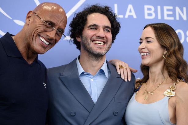 【写真を見る】会見で笑顔を輝かせる、ベニー・サフディ監督、ドウェイン・ジョンソン、エミリー・ブラントの3人にほっこり