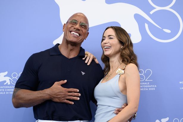 夫婦役を演じたジョンソンとブラント