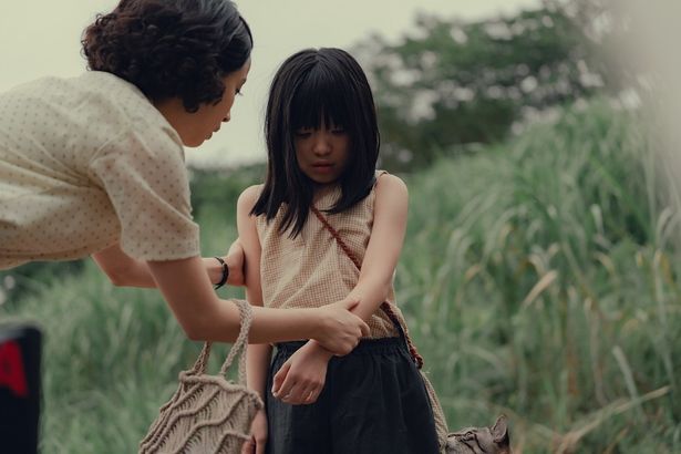 悦子は近所の子どもにいじめられた万里子を気にかける