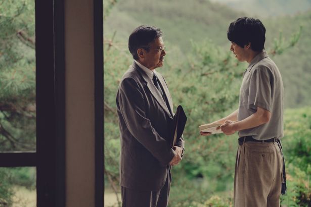 三浦友和演じる元校長は、かつての教え子と教育理念の違いについて激論を交わす