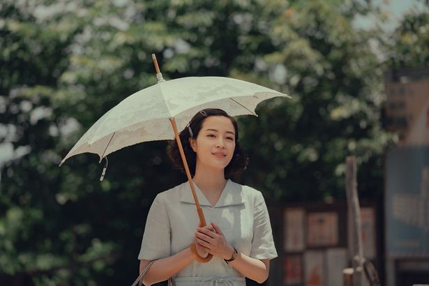 【写真を見る】1950年代のレトロなファッションにも注目