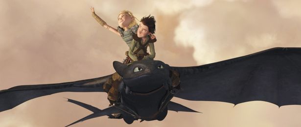 アスティを乗せてドラゴンの素晴らしさをわかってもらおうとするヒック