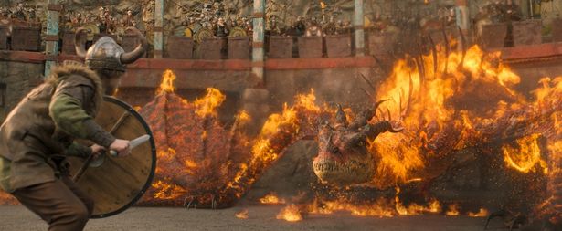 炎を纏ったモンスター・ナイトメアと対峙するヒック
