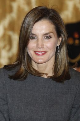 ミニスカートでもエレガントな王妃