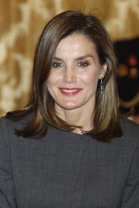 ミニスカートでもエレガントな王妃