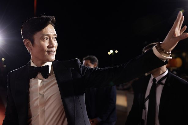 『NO OTHER CHOICE(英題)』は9月17日から開催される釜山国際映画祭のオープニング作品に。開幕式の司会をイ・ビョンホンが務める