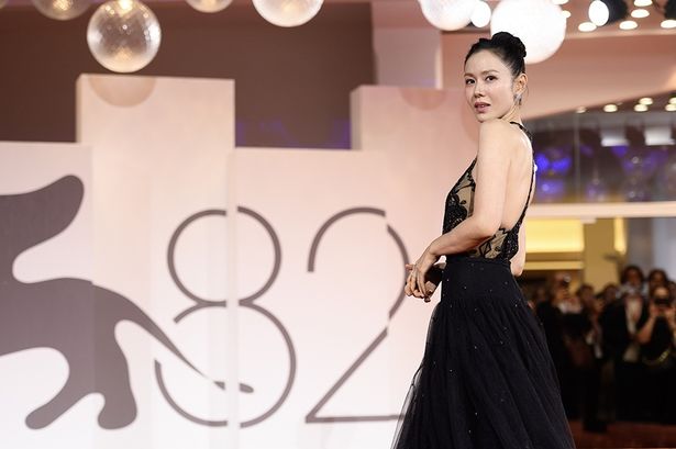 主人公マンスの妻・ミリを演じたソン・イェジン