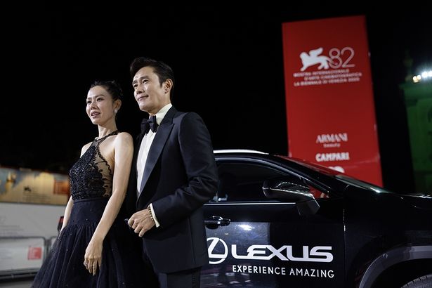 【写真を見る】レッドカーペットに登場したイ・ビョンホンとソン・イェジン