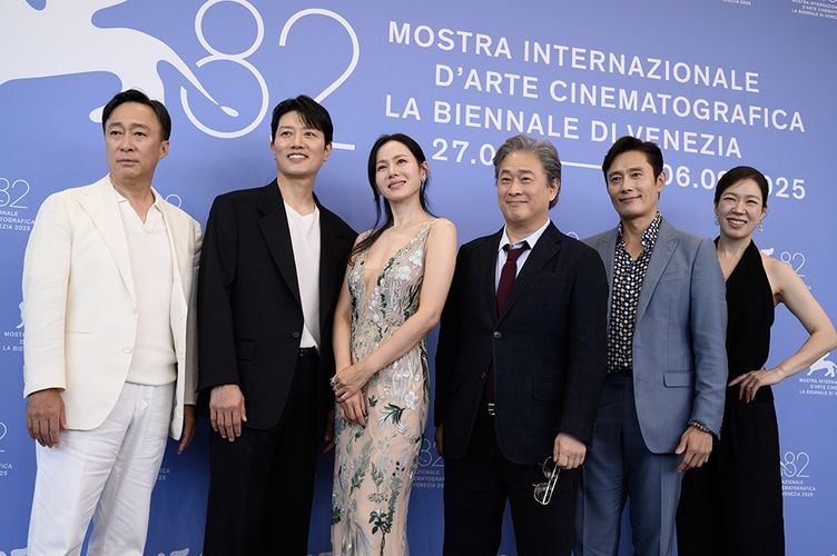 パク・チャヌク監督最新作『NO OTHER CHOICE』がお披露目！イ・ビョンホン、ソン・イェジンらがヴェネチア国際映画祭の記者会見で喜び語る