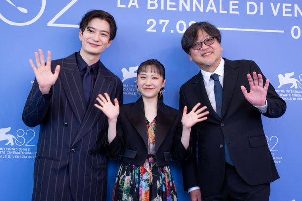 フォトコールに登壇した細田監督、芦田、岡田