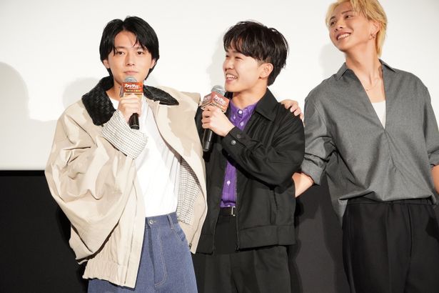 肩を組んで「生涯の仲間！」と笑顔の櫻井海音、鈴木福、吉田剛の3人