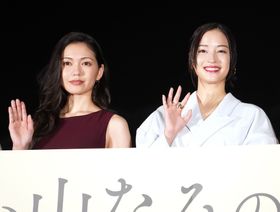 広瀬すず、二階堂ふみが映画『遠い山なみの光』の公開記念舞台挨拶に登壇。初共演の印象を語る！