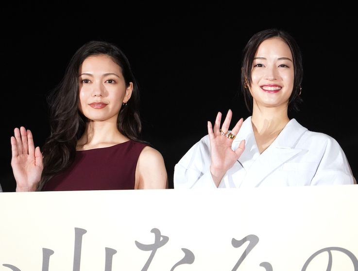 広瀬すず、二階堂ふみが映画『遠い山なみの光』の公開記念舞台挨拶に登壇。初共演の印象を語る！