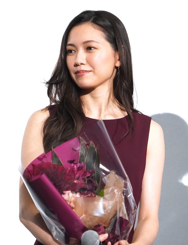 広瀬演じる悦子が長崎で出会った不思議な女性、佐知子役の二階堂ふみ
