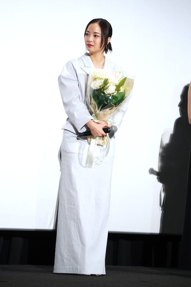 白のドレスで登場した広瀬すず