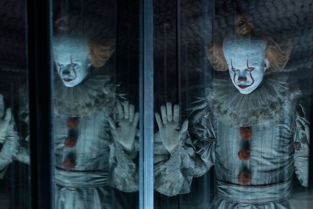 時代を遡りながら、ペニーワイズの起源へと迫っていく(画像は『IT／イット THE END “それ”が見えたら、終わり。』より)
