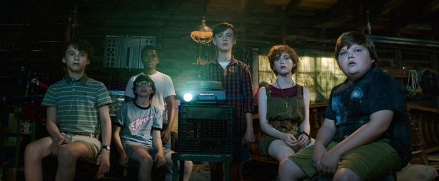 少年少女たちと殺人ピエロの戦いが描かれた映画版は、社会現象級の大ヒット(画像は『IT／イット “それ”が見えたら、終わり。』より)