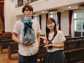 前作から続投の橋本、眞栄田の共演シーンの終了時のオフショット