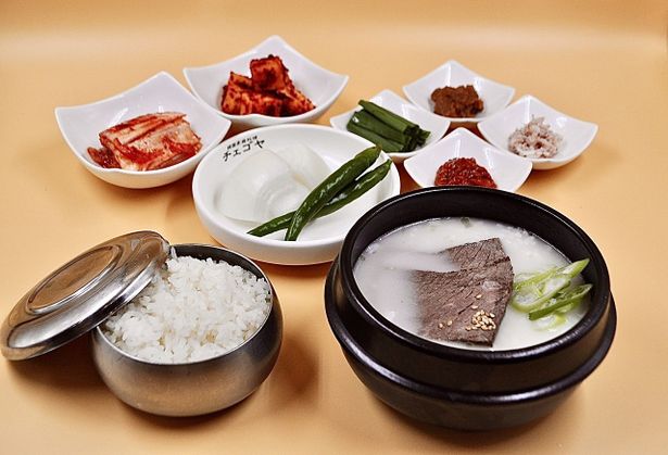 【写真を見る】「韓国家庭料理チェゴヤ」で、映画の料理を再現したコムタン＆パンチャンのセットが登場