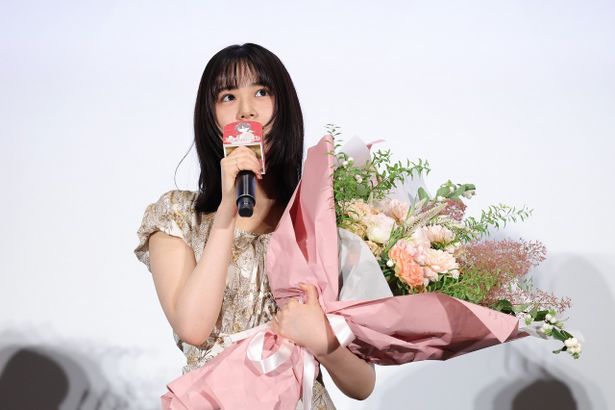 【写真を見る】りせをイメージしたカラーモチーフの花束を手に、あふれる想いを語った原菜乃華